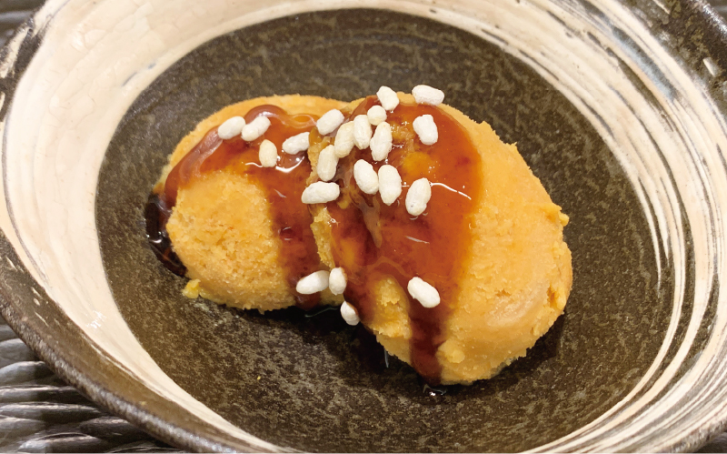 北海道産かぼちゃの自家製アイスクリーム 黒蜜、あられ添え